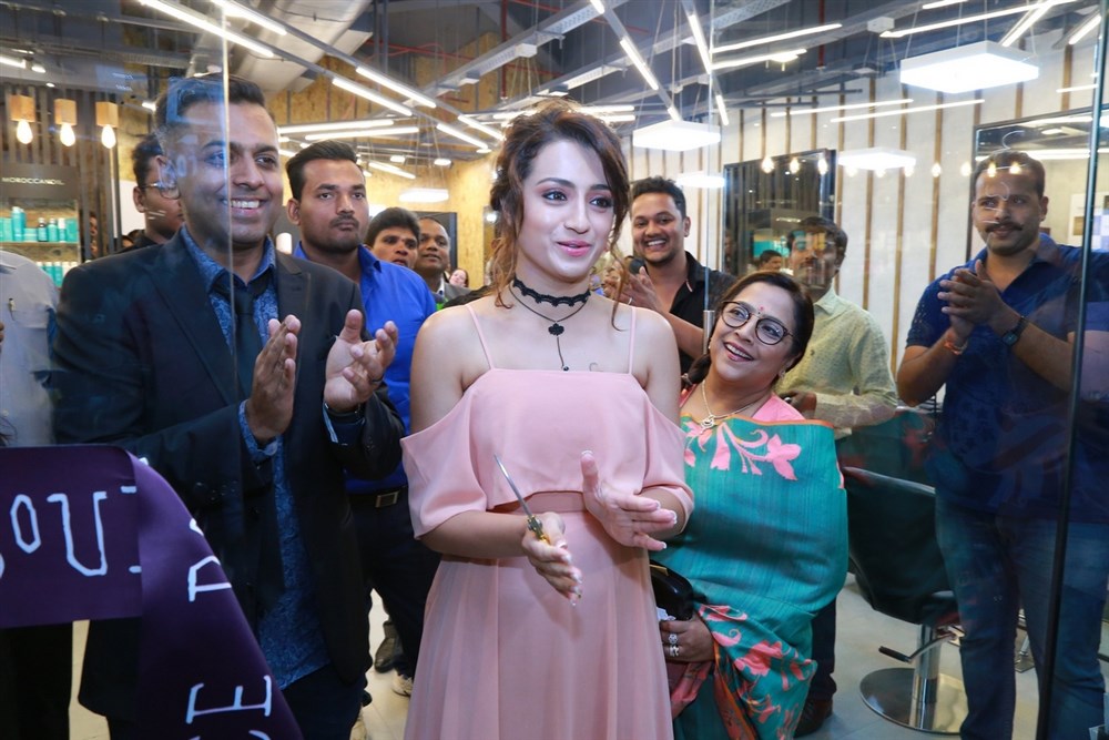 Photos of South Indian Actress Trisha Krishnan launches Spalon India’s 2nd Bounce Salon and Spa at Inorbit Mall in Hyderabad. Trisha,Trisha launches Bounce Salon & Spa,Trisha Krishnan,Trisha latest pics,Trisha latest images,Trisha latest photos,Trisha latest stills,Trisha latest pictures
