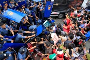 Anti-U.S. protest,Anti-U.S. protest in Philippines,Philippine police,U.S. embassy,Manila,Philippines turns violent