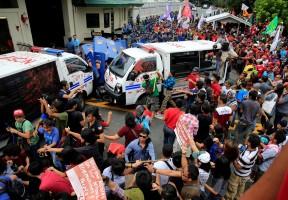Anti-U.S. protest,Anti-U.S. protest in Philippines,Philippine police,U.S. embassy,Manila,Philippines turns violent
