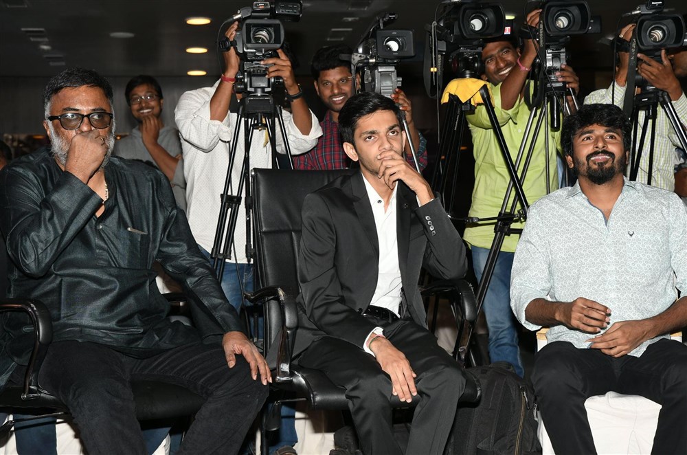 Telugu movie Remo first look launch event held at Hyderabad. Celebs like Sivakarthikeyan, Anirudh Ravichander, Sathish, RD Raja, Bakkiyaraj Kannan, Dil Raju, PC Sreeram, Manjusha, Vamsi Paidipally and others graced the event. Sivakarthikeyan,Anirudh,Sathish,Anirudh Ravichander,Remo Telugu Movie First Look Launch,Remo First Look Launch,Remo First Look Launch pics,Remo First Look Launch images,Remo First Look Launch photos,Remo First Look Launch stills,Remo First Look Launch pic