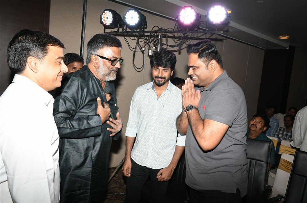 Telugu movie Remo first look launch event held at Hyderabad. Celebs like Sivakarthikeyan, Anirudh Ravichander, Sathish, RD Raja, Bakkiyaraj Kannan, Dil Raju, PC Sreeram, Manjusha, Vamsi Paidipally and others graced the event. Sivakarthikeyan,Anirudh,Sathish,Anirudh Ravichander,Remo Telugu Movie First Look Launch,Remo First Look Launch,Remo First Look Launch pics,Remo First Look Launch images,Remo First Look Launch photos,Remo First Look Launch stills,Remo First Look Launch pic
