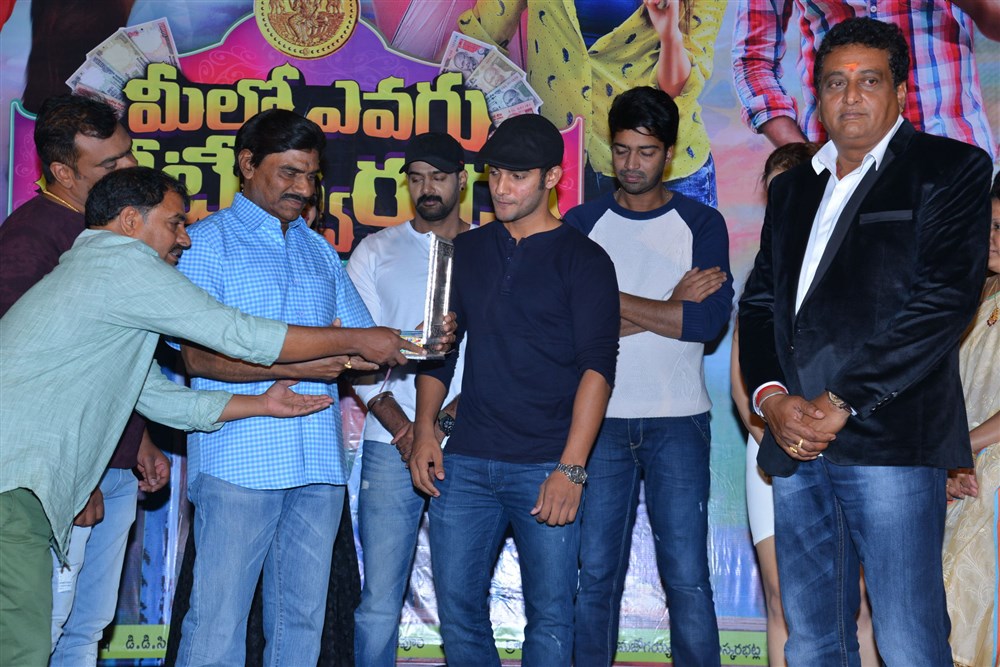Telugu movie Meelo Evaru Koteeswarudu audio launch held at Hyderabad. Celebs like Naveen Chandra, Shruti Sodhi, Saloni Aswani, Allari Naresh, Director E. Sattibabu, Producer KK Radha Mohan, Aadi Pudipeddi, Prudhvi Raj, Krishnudu, Gautham Raju and others graced the event. Meelo Evaru Koteeswarudu Audio Launch,Meelo Evaru Koteeswarudu,Meelo Evaru Koteeswarudu Audio,Meelo Evaru Koteeswarudu music Launch,Meelo Evaru Koteeswarudu music,Naveen Chandra,Shruti Sodhi,Saloni Aswani,Allari Naresh,Director E. Sattibabu,Producer KK Ra