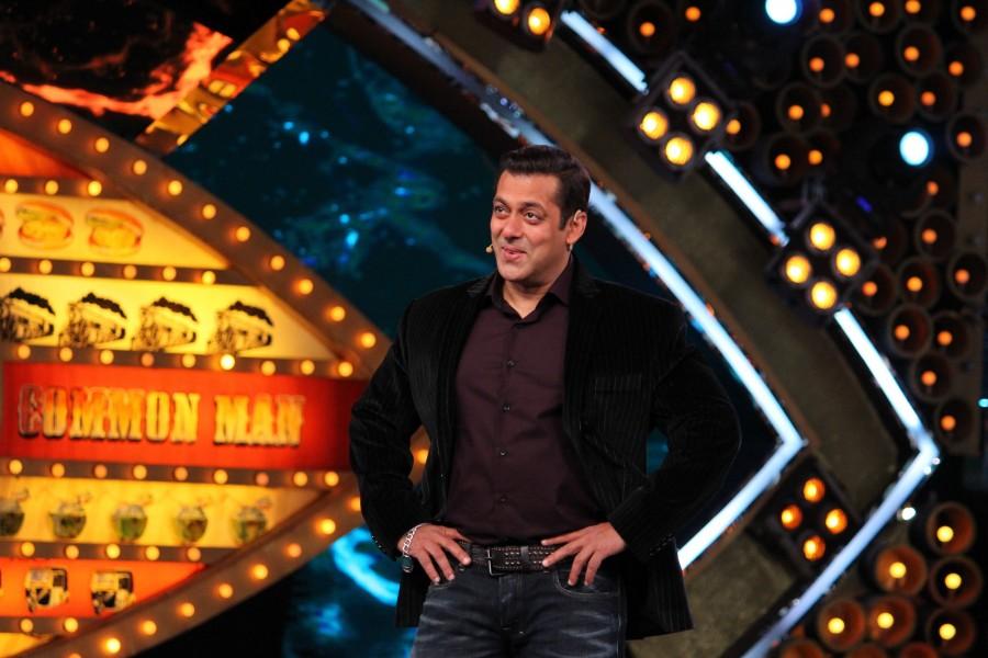 All pumped up to host the Bigg Boss- Weekend Ka Vaar episode, Salman takes a round-up of the previous week and asks about their experience. He turns to Lokesh and tells her that he loves the way she entertains everyone by speaking to the camera in the most unique and entertaining manner. Bigg Boss 10,Salman Khan loves Lokesh,Salman Khan,Lokesh's funny antics,Lokesh funny antics,Bigg Boss- Weekend Ka Vaar episode,Bigg Boss Weekend Ka Vaar episode,Weekend Ka Vaar episode