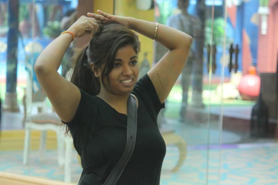 Salman tells Lokesh to perform the Bigg Boss rap that she has created. Bigg Boss 10,Salman Khan loves Lokesh,Salman Khan,Lokesh's funny antics,Lokesh funny antics,Bigg Boss- Weekend Ka Vaar episode,Bigg Boss Weekend Ka Vaar episode,Weekend Ka Vaar episode