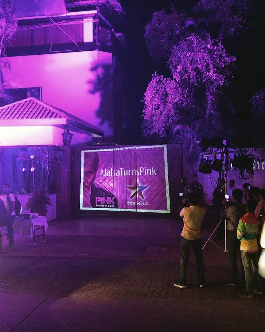 Amitabh Bachchan's house turns pink to announce Pink televison. Amitabh Bachchan,Amitabh Bachchan house,PINK,PINK world television premiere,Big B's house, Jalsa, goes PINK,Amitabh Bachchan goes PINK,'Pink' televison