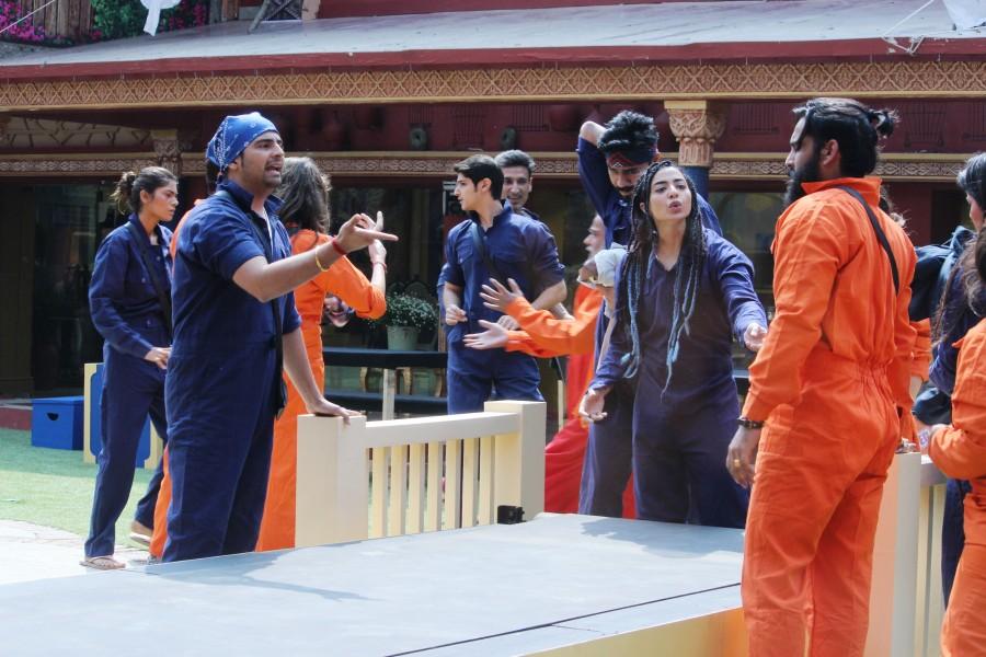 A conveyor belt is placed in the garden area through which different types of clothes are sent in. The housemates are divided into two teams- celebrities are team blue while Indiawale are team orange. Bigg Boss 10 Day 9,Bigg Boss 10,Bigg Boss house turns BB laundry,Bigg Boss luxury budget task,Bigg Boss budget task,BB Laundry,budget task