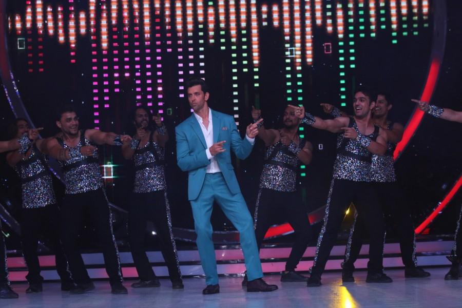 Special moments of Bollywood superstar Hrithik Roshan shooting of the season finale episode of Jhalak Dikhhla Jaa...Hot Hai for the promotion of his upcoming movie 'Kaabil', joining judges Karan Johar, Ganesh Hegde, Farah Khan and Jacqueline Fernandez on the jury table. Hrithik Roshan,Jacqueline Fernadez,Jhalak Dikhhla Jaa,Jhalak Dikhhla Jaa 9 grand finale,Kaabil,Kaabil PROMOTION,Kaabil movie promotion,Karan Johar,Ganesh Hegde,Farah Khan