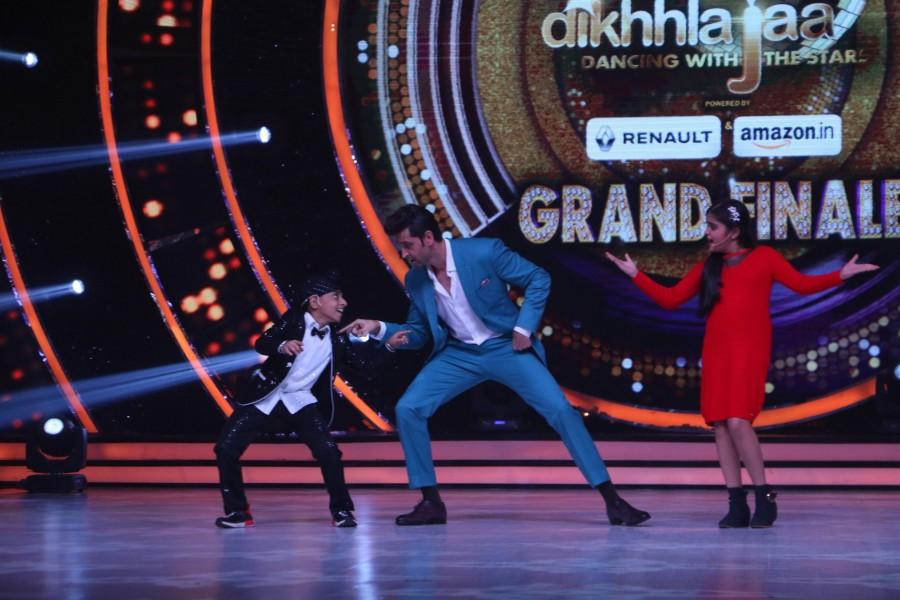 Special moments of Bollywood superstar Hrithik Roshan shooting of the season finale episode of Jhalak Dikhhla Jaa...Hot Hai for the promotion of his upcoming movie 'Kaabil', joining judges Karan Johar, Ganesh Hegde, Farah Khan and Jacqueline Fernandez on the jury table. Hrithik Roshan,Jacqueline Fernadez,Jhalak Dikhhla Jaa,Jhalak Dikhhla Jaa 9 grand finale,Kaabil,Kaabil PROMOTION,Kaabil movie promotion,Karan Johar,Ganesh Hegde,Farah Khan
