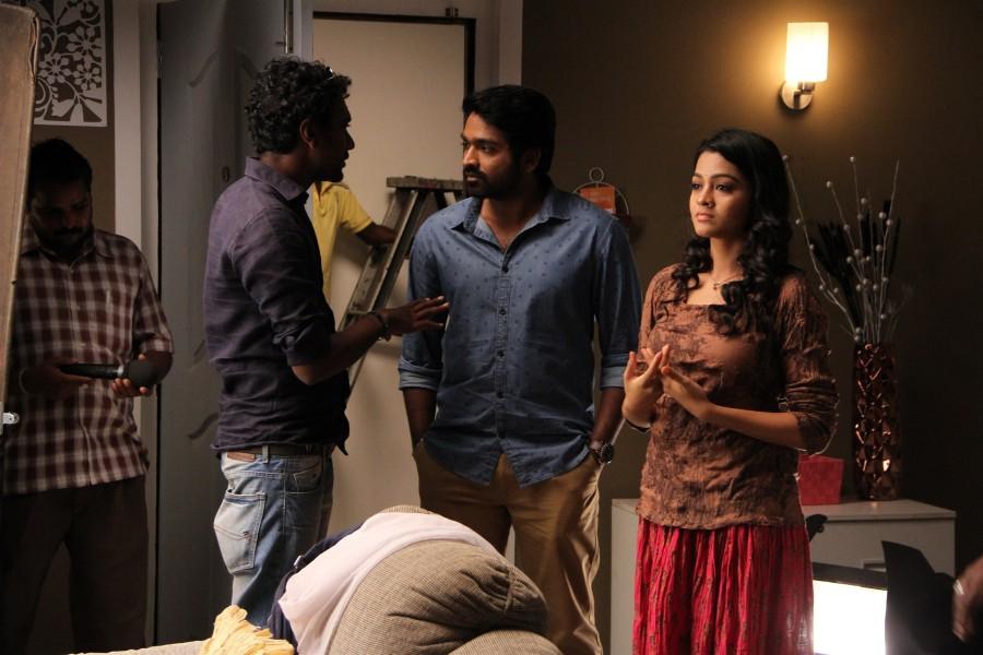 It is to be noted that the 1990 film Puriyatha Puthir, directed by KS Ravikumar has earned huge positive acclaims and praises from the Audience. Vijay Sethupathi,Gayathrie,Mellisai,Puriyatha Puthir,MELLISAI to PURIYADHA PUTHIR,Puriyatha Puthir movie stills,Puriyatha Puthir movie pics,Puriyatha Puthir movie images,Puriyatha Puthir movie photos,Puriyatha Puthir movie pictures