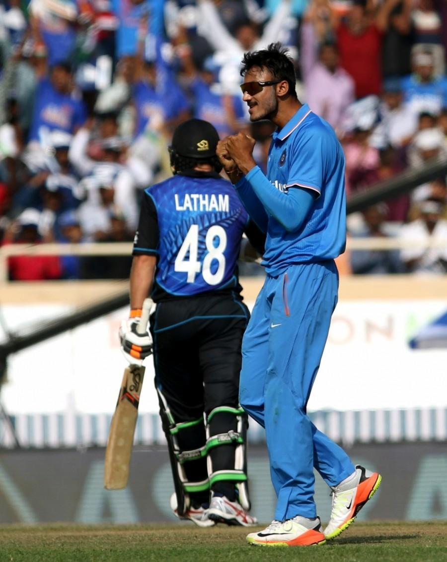 India vs New Zealand Ranchi ODI: New Zealand Elect to Bat. India vs New Zealand,India vs New Zealand Ranchi ODI,India vs New Zealand 4th ODI,India vs New Zealand pics,India vs New Zealand images,India vs New Zealand photos,India vs New Zealand stills,India vs New Zealand pictures