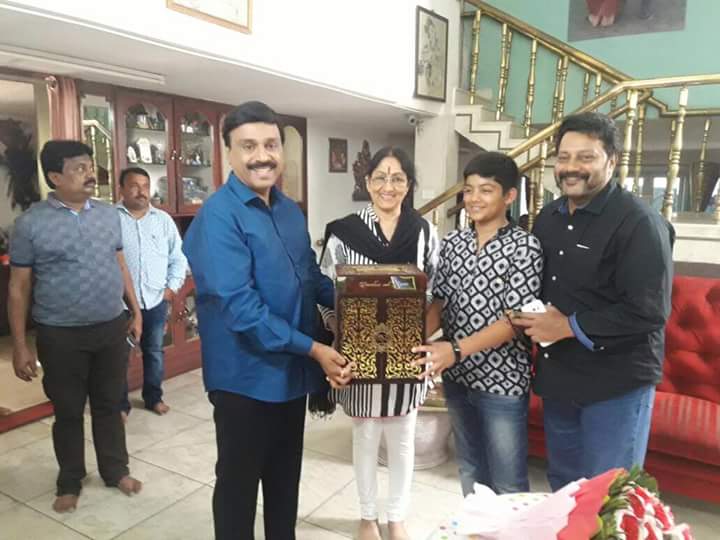 Gali Janardhan Reddy invites Bharathi Vishnuvardhan and Sai Kumar for his daughter's wedding. Janardhan Reddy,Upendra,Ravichandran,Janardhan Reddy daughter's wedding,Janardhan Reddy daughter wedding,Gali Janardhan Reddy daughter wedding,Gali Janardhan Reddy,Gali Janardhan Reddy daughter marriage