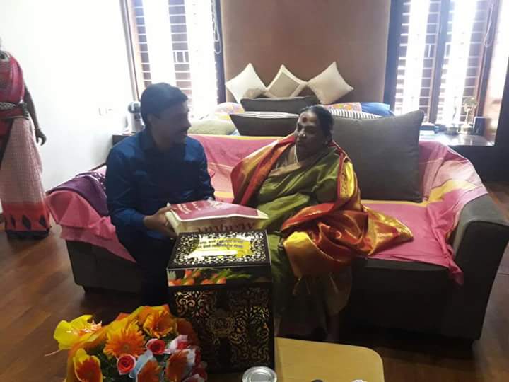 Gali Janardhan Reddy invites Parvathamma Rajkumar for his daughter's wedding. Janardhan Reddy,Upendra,Ravichandran,Janardhan Reddy daughter's wedding,Janardhan Reddy daughter wedding,Gali Janardhan Reddy daughter wedding,Gali Janardhan Reddy,Gali Janardhan Reddy daughter marriage