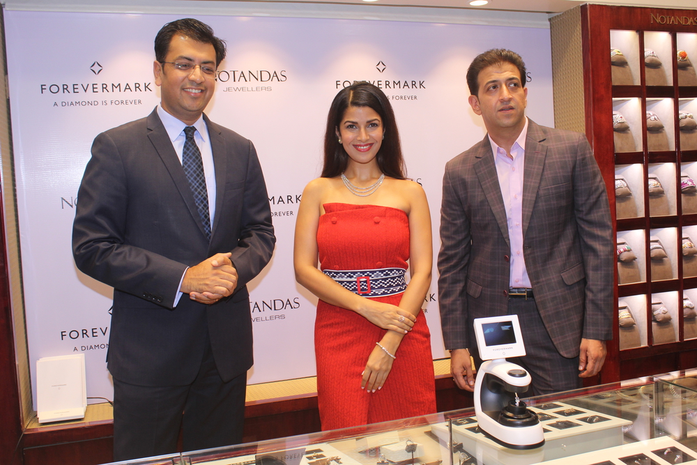 Photos of Bollywood actress Nimrat Kaur launches Forevermark diamonds festive collection. Nimrat Kaur,Forevermark diamonds festive collection,Forevermark diamonds,Forevermark diamonds collection,Nimrat Kaur pics,Nimrat Kaur images,Nimrat Kaur photos,Nimrat Kaur stills,Nimrat Kaur pictures