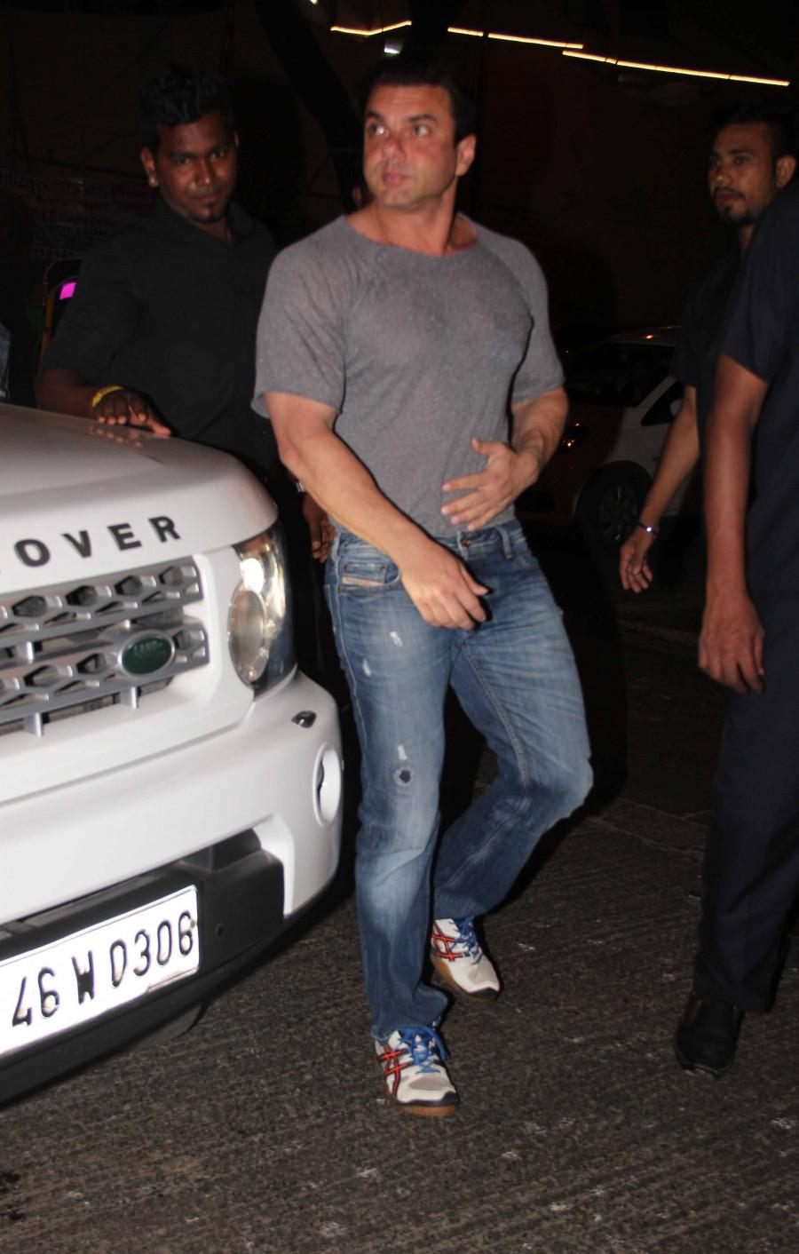 Sohail Khan is seen arriving at Aayush Sharma birthday party. Amrita Arora,Arbaaz Khan,Arpita Khan,Ayush Sharma,Daisy Shah,Dia Mirza,Elli Avram,Jackky Bhagnani,Kanchi Kaul,Nandita Mahtani,Nikhil Dwivedi,Sahil Sangha,Salman Khan,Seema Sachdev Khan,Shabbir Ahluwalia,Sohail Khan,Sushila Charak,Vatsal Sheth