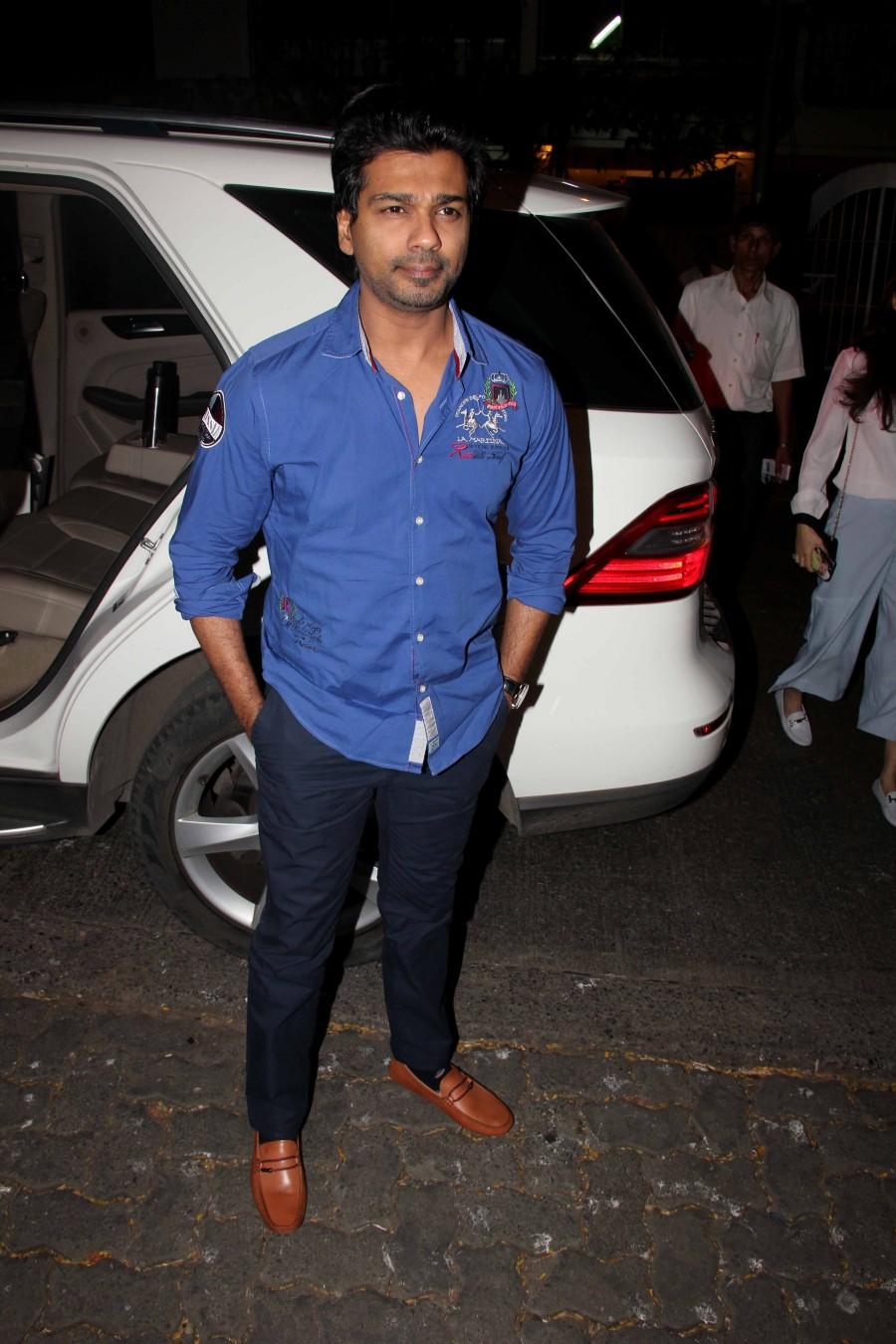 Nikhil Dwivedi is seen arriving at Aayush Sharma birthday party. Amrita Arora,Arbaaz Khan,Arpita Khan,Ayush Sharma,Daisy Shah,Dia Mirza,Elli Avram,Jackky Bhagnani,Kanchi Kaul,Nandita Mahtani,Nikhil Dwivedi,Sahil Sangha,Salman Khan,Seema Sachdev Khan,Shabbir Ahluwalia,Sohail Khan,Sushila Charak,Vatsal Sheth