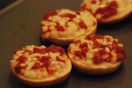Mini pizza: Make tasty mini pizzas just the way they make in pizzerias in Italy, but with an Indian twist. Choose pizza topping to add tangy and creamy flavour and top it up with basic ingredients like onion, capsicum, paneer or soya chunks.
