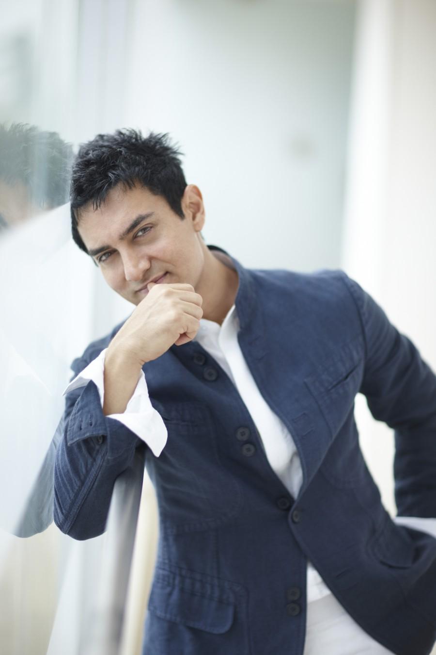 Aamir Khan: Bollywood Superstar Aamir Khan is currently basking in the heaps of praises coming his way for the stupendous trailer of Dangal. Aamir's near and dear ones are of the opinion that the incredible word of mouth generated by the trailer of Dangal calls for a celebration. Taking into consideration all the positivity, Aamir has decided to treat his family and friends over the Diwali Weekend. Word has it that Aamir Khan who traditionally organises big bashes to celebrate Diwali, will celebrate the festival of lights and the love coming in for the Dangal trailer both together. The actor is to turn host for a private party at his Bandra residence, which will have his family and friends in attendance. Deepika Padukone,Aamir Khan,Hrithik Roshan,Sanjay Dutt,Farhan Akhtar,Tiger Shroff,Shraddha Kapoor,Kriti Sanon,Yami Gautam,Radhika Apte,Rajkumar Rao,Ritesh Sidhwani,Bareilly ki Barfi,Diwali 2016