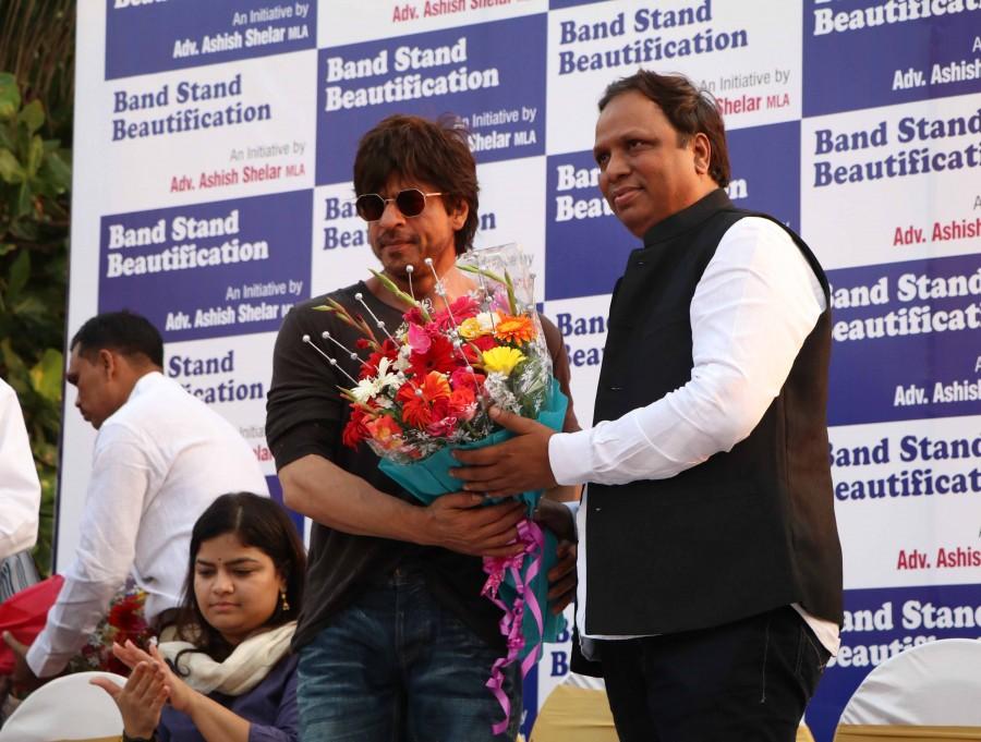 Photos of Bollywood actor Shahrukh Khan, Poonam Mahajan and Ashish Shelar at mark the Beautification of band stand event at Bandra. Shahrukh Khan,Shahrukh Khan at Bandstand Beautification Initiative Event,SRK at Bandstand Beautification Initiative Event,Poonam Mahajan,Ashish Shelar,Beautification Initiative,Bandstand Beautification Initiative