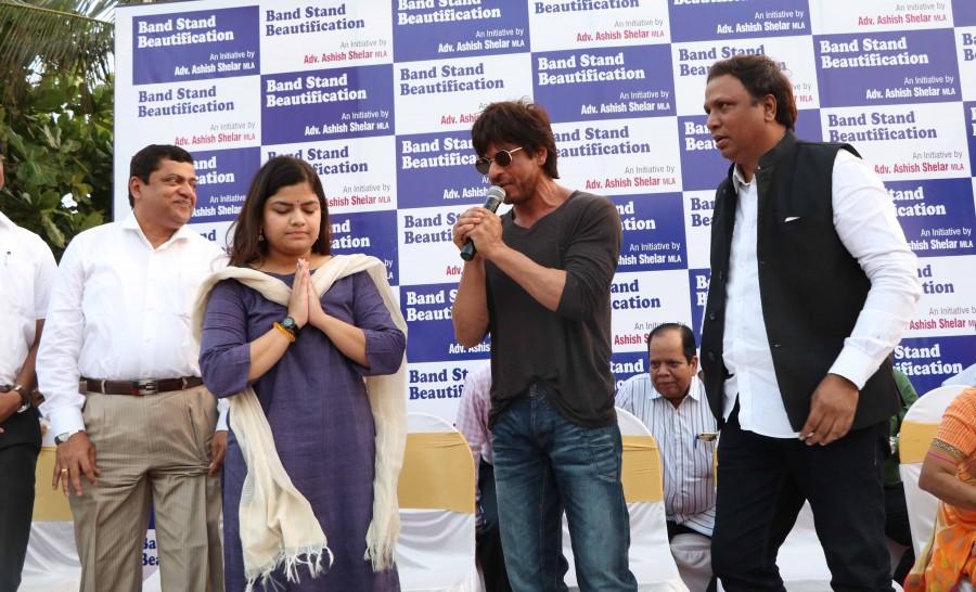 Photos of Bollywood actor Shahrukh Khan, Poonam Mahajan and Ashish Shelar at mark the Beautification of band stand event at Bandra. Shahrukh Khan,Shahrukh Khan at Bandstand Beautification Initiative Event,SRK at Bandstand Beautification Initiative Event,Poonam Mahajan,Ashish Shelar,Beautification Initiative,Bandstand Beautification Initiative