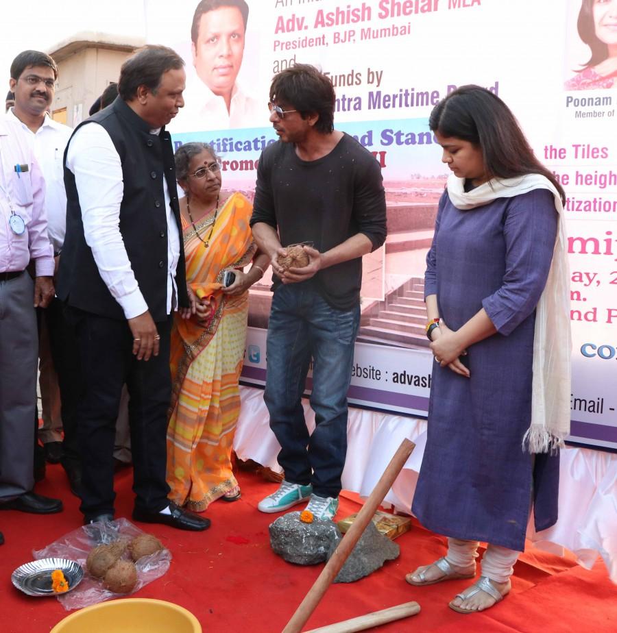 Photos of Bollywood actor Shahrukh Khan, Poonam Mahajan and Ashish Shelar at mark the Beautification of band stand event at Bandra. Shahrukh Khan,Shahrukh Khan at Bandstand Beautification Initiative Event,SRK at Bandstand Beautification Initiative Event,Poonam Mahajan,Ashish Shelar,Beautification Initiative,Bandstand Beautification Initiative