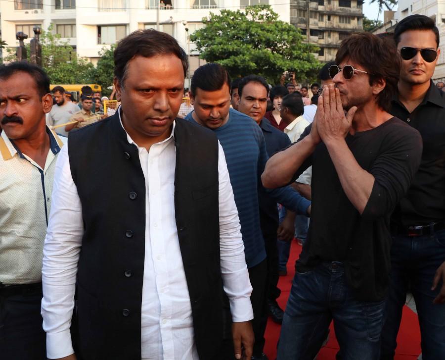 Photos of Bollywood actor Shahrukh Khan, Poonam Mahajan and Ashish Shelar at mark the Beautification of band stand event at Bandra. Shahrukh Khan,Shahrukh Khan at Bandstand Beautification Initiative Event,SRK at Bandstand Beautification Initiative Event,Poonam Mahajan,Ashish Shelar,Beautification Initiative,Bandstand Beautification Initiative