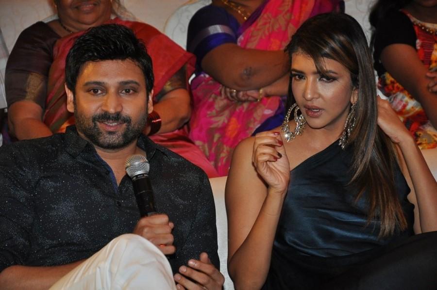Telugu movie Naruda Donaruda Audio Launch event held at Hyderabad. Celebs like Nagarjuna, Akhil Akkineni, Sumanth, Lakshmi Manchu, Tanikella Bharani, Pallavi Subhash, Sricharan Pakala, Mallik Ram, Sushanth and others graced the event. Naruda Donaruda audio launch,Naruda Donaruda audio,Naruda Donaruda,Naruda Donaruda music launch,Nagarjuna,Akhil Akkineni,Sumanth,Lakshmi Manchu,Tanikella Bharani,Pallavi Subhash,Sricharan Pakala,Mallik Ram,Sushanth