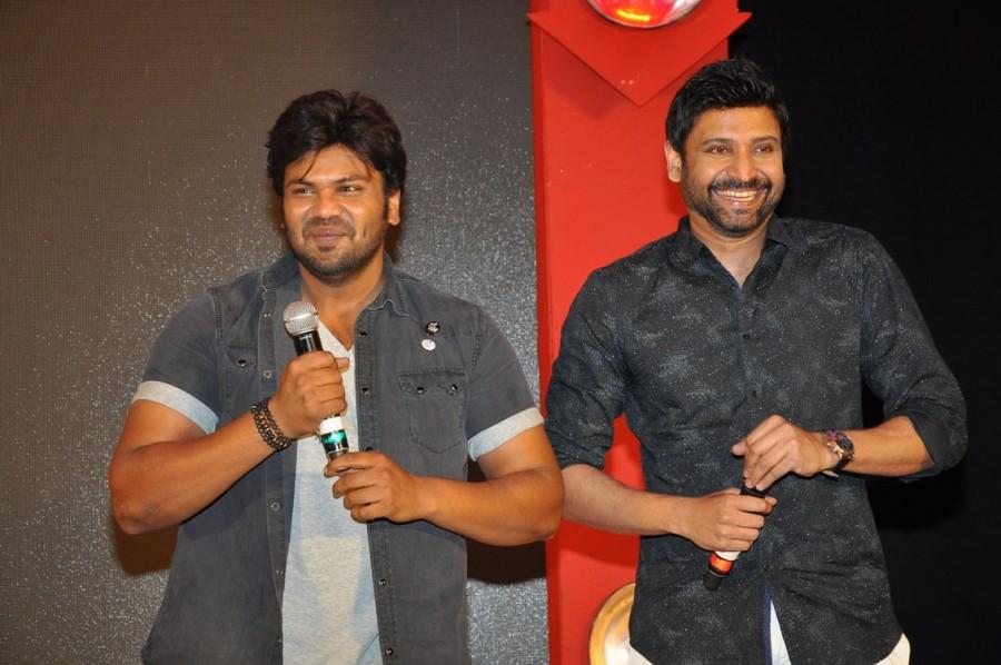 Telugu movie Naruda Donaruda Audio Launch event held at Hyderabad. Celebs like Nagarjuna, Akhil Akkineni, Sumanth, Lakshmi Manchu, Tanikella Bharani, Pallavi Subhash, Sricharan Pakala, Mallik Ram, Sushanth and others graced the event. Naruda Donaruda audio launch,Naruda Donaruda audio,Naruda Donaruda,Naruda Donaruda music launch,Nagarjuna,Akhil Akkineni,Sumanth,Lakshmi Manchu,Tanikella Bharani,Pallavi Subhash,Sricharan Pakala,Mallik Ram,Sushanth