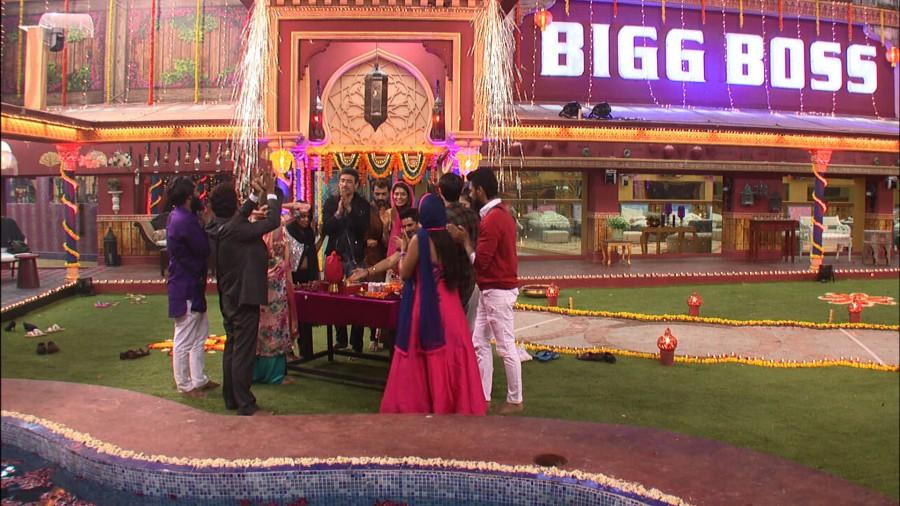 Bigg Boss asks the housemates to get dressed in traditional attire for a small puja that is held in the garden area. Bigg Boss 10,Bigg Boss,Diwali celebrations in the Bigg Boss house,Diwali celebrations Bigg Boss house,Diwali celebrations Bigg Boss 10,Bigg Boss 10 Diwali celebrations,Bigg Boss Diwali celebrations