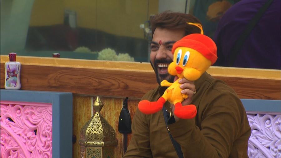 On seeing the gifts, housemate rejoice and some even get little emotional as they miss celebrities back home. Bigg Boss 10,Bigg Boss,Diwali celebrations in the Bigg Boss house,Diwali celebrations Bigg Boss house,Diwali celebrations Bigg Boss 10,Bigg Boss 10 Diwali celebrations,Bigg Boss Diwali celebrations