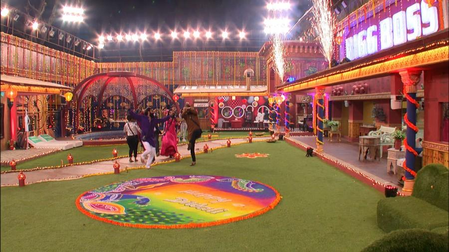 All decked up for the occasion, housemates gather in the garden area for puja proceedings. Swami Omiji recites mantras and perform rituals bringing in positivity inside the house. Bigg Boss 10,Bigg Boss,Diwali celebrations in the Bigg Boss house,Diwali celebrations Bigg Boss house,Diwali celebrations Bigg Boss 10,Bigg Boss 10 Diwali celebrations,Bigg Boss Diwali celebrations