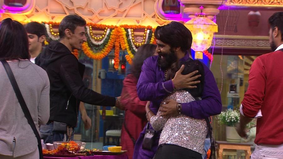 Don't forget to watch Appy Fizz presents Bigg Boss powered by Oppo Camera Phones tonight at 10.30 pm on COLORS. Bigg Boss 10,Bigg Boss,Diwali celebrations in the Bigg Boss house,Diwali celebrations Bigg Boss house,Diwali celebrations Bigg Boss 10,Bigg Boss 10 Diwali celebrations,Bigg Boss Diwali celebrations