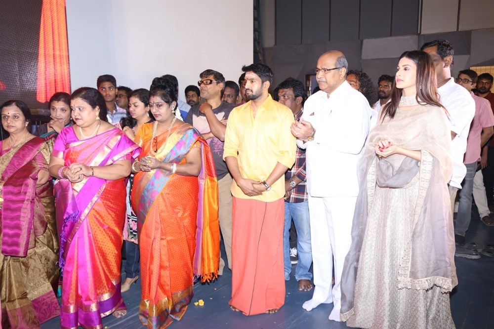 Tamil movie Odi Odi Uzhaikkanum launched in Chennai. Celebs like Santhanam, Amyra Dastur, Ghibran, Stunt Silva, Manikandan, Murali Ramaswamy, Gopinath, Kalaipuli S Thanu, KS Srinivasan, Kasthuri Raja, Chitra Lakshmanan, T Siva and others graced the event. Odi Odi Uzhaikkanum movie launch,Odi Odi Uzhaikkanum,Odi Odi Uzhaikkanum movie pooja,Santhanam,Amyra Dastur,Ghibran,Stunt Silva,Manikandan,Murali Ramaswamy,Gopinath,Kalaipuli S Thanu,KS Srinivasan,Kasthuri Raja,Chitra Lakshmanan,T Siva