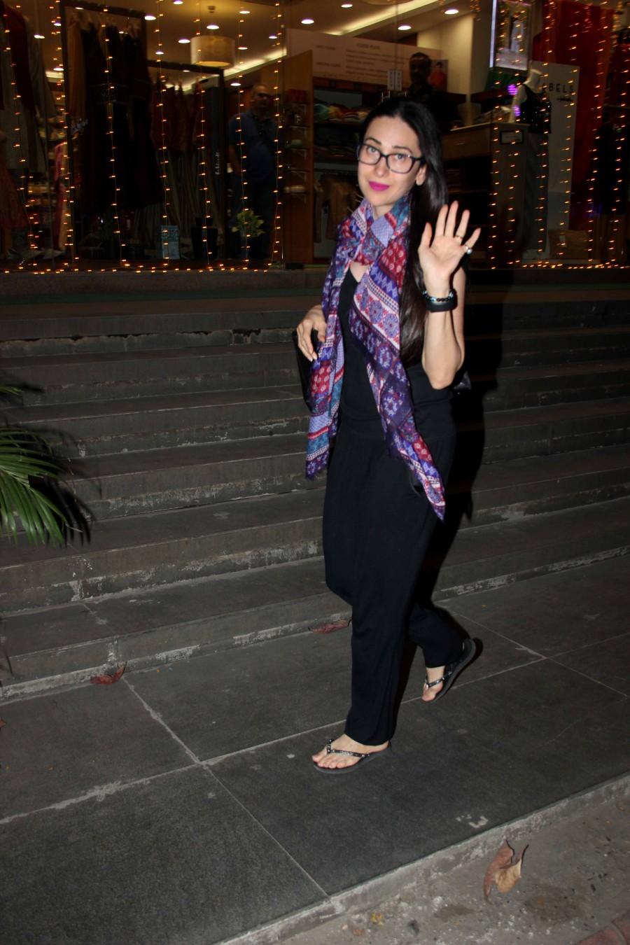 Photos of Bollywood actress Karisma Kapoor spotted with daughter at Bandra. Karishma Kapoor,Karishma Kapoor spotted with daughter,Karishma Kapoor pics,Karishma Kapoor images,Karishma Kapoor photos,Karishma Kapoor stills,Karishma Kapoor pictures