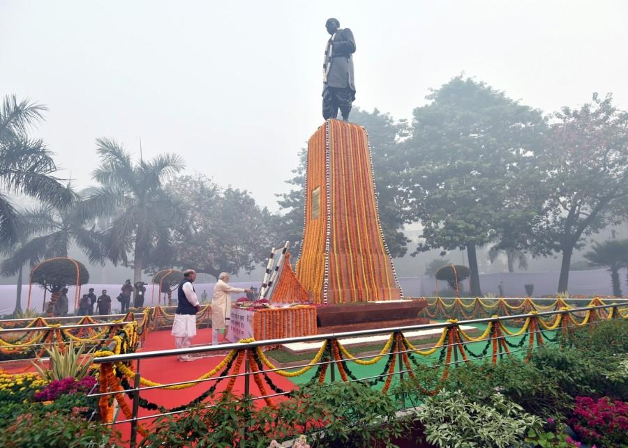 Prime Minister Narendra Modi pays floral tribute to Sardar Vallabhbhai Patel on Rashtriya Ekta Diwas, at Patel Chowk, in New Delhi on Oct 31, 2016. The Union Home Minister Rajnath Singh is also seen. Narendra Modi,Narendra Modi pays tribute to Sardar Patel,Sardar Patel,Sardar Patel birthday,Sardar Patel 141st Birth Anniversary,Sardar Patel 141st Birthday,Sardar Patel Birth Anniversary,Sardar Patel Birthday celebrations