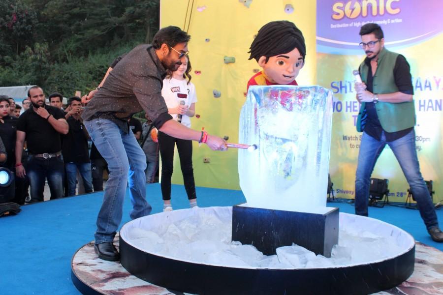 Photos of Bollywood actor Ajay Devgn promotes Shivaay movie. Promotion of film Shivaay,Shivaay movie Promotion,Shivaay Promotion,Ajay Devgn promotes Shivaay movie,Ajay Devgn promotes Shivaay film,Ajay Devgn promotes Shivaay