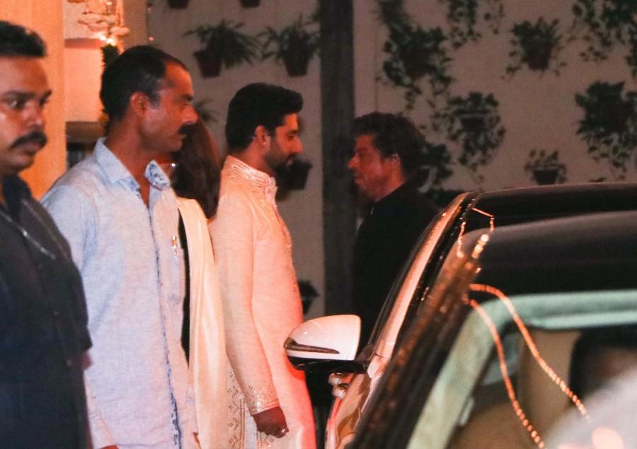 Shahrukh Khan at Amitabh Bachchan's diwali party. Shahrukh Khan,Ranbir Kapoor,Sanjay Dutt,Amitabh Bachchan's diwali party,Amitabh Bachchan diwali party,Celebs at Amitabh Bachchan diwali party,Amitabh Bachchan diwali party pics,Amitabh Bachchan diwali party images,Amitabh Bachchan diwali party photos