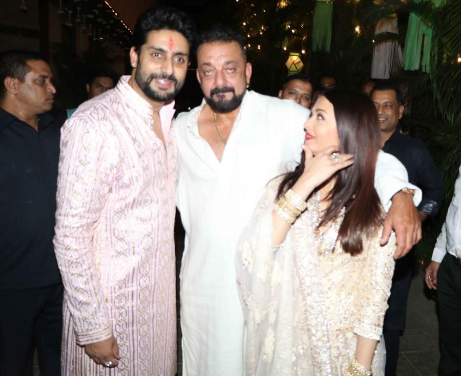 Sanjay Dutt at Amitabh Bachchan's diwali party. Shahrukh Khan,Ranbir Kapoor,Sanjay Dutt,Amitabh Bachchan's diwali party,Amitabh Bachchan diwali party,Celebs at Amitabh Bachchan diwali party,Amitabh Bachchan diwali party pics,Amitabh Bachchan diwali party images,Amitabh Bachchan diwali party photos