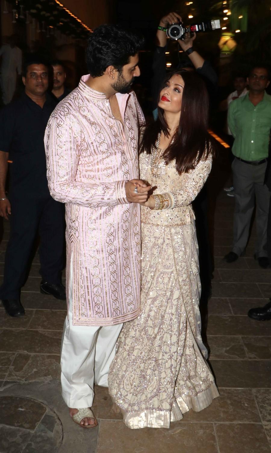 Photos of Aishwarya Rai and Abhishek Bachchan's Diwali Bash. Aishwarya Rai,Abhishek Bachchan,Aishwarya Rai and Abhishek Bachchan's Diwali Bash,Aishwarya Rai Diwali Bash,Aishwarya Rai latest pics,Aishwarya Rai latest images,Aishwarya Rai latest photos,Aishwarya Rai latest stills,Aishwarya Rai latest pictures