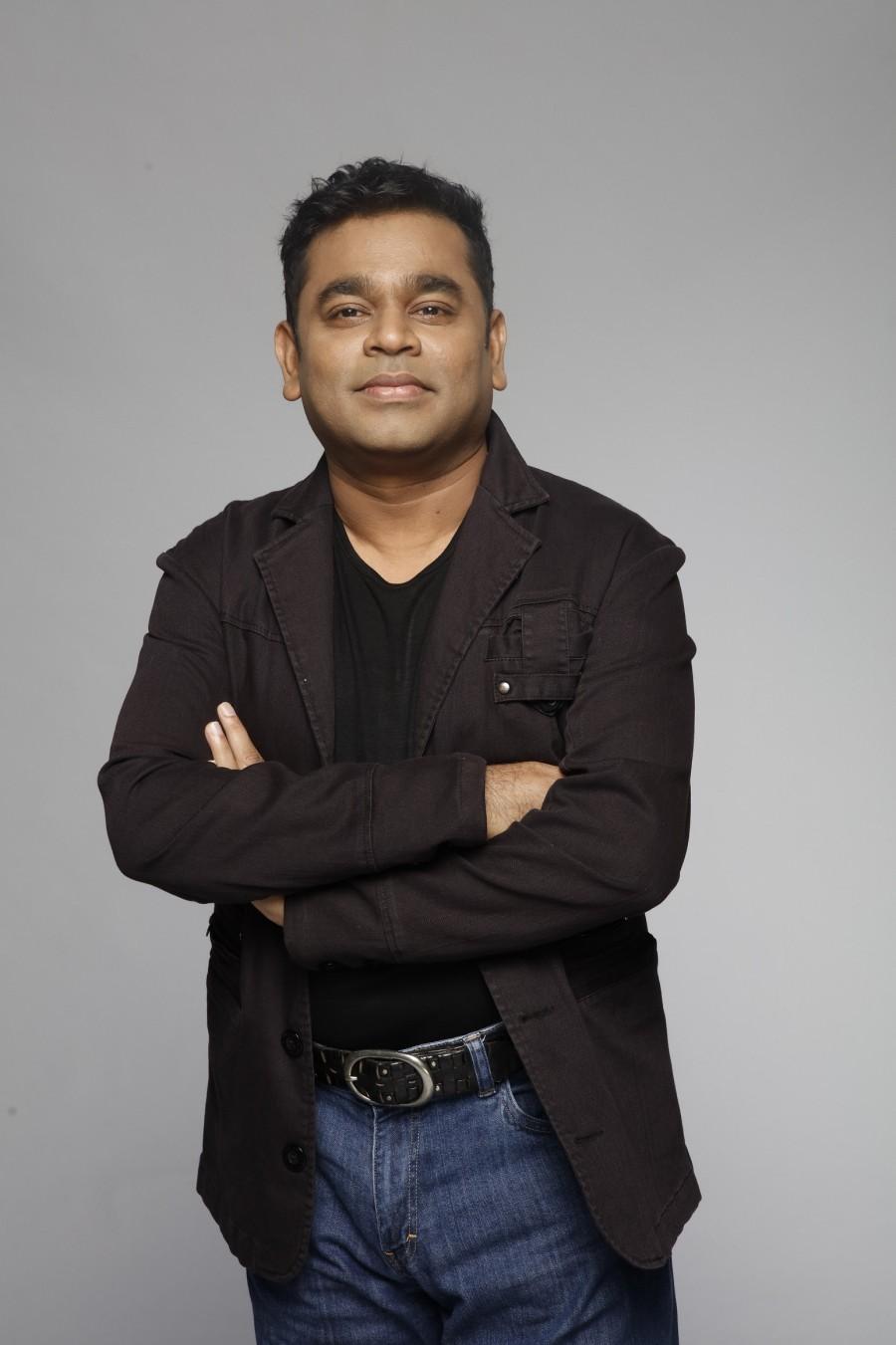 A musical performance of his latest digital hits along with crowd classics, A.R. Rahman's set will also enthral the audience to the track of the season, Yaara'- a collaboration with all YouTubers of Jammin'. "With Jammin', Qyuki and its partners have created something unique - a platform without gatekeepers - for me and my fellow composers to work collaboratively with a new generation of online stars. I am really looking forward to performing at the Jammin Live concert along with all the Jammin artists" adds music legend and co-Founder of Qyuki- A.R. Rahman. AR Rahman,AR Rahman to Live 'Jam',YouTube Stars at Mumbai Concer,YouTube Stars,Samir Bangara,Live Concert with quotes from music legend and Qyuki Co-founder AR Rahman