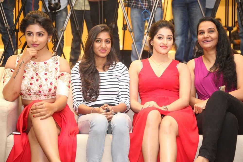 Telugu movie Intlo Deyyam Nakem Bhayam Trailer Launch held at Hyderabad. Celebs like Allari Naresh, Nani, Varun Sandesh, Mouryaani, Kruthika Jayakumar, Sai Karthik, G Nageswara Reddy, Naveen Chandra, Sudheer Babu, BVSN Prasad, Jayavani, Apoorva, Anchor Manjusha and others graced the event. Intlo Deyyam Nakem Bhayam Trailer Launch,Intlo Deyyam Nakem Bhayam,Intlo Deyyam Nakem Bhayam Trailer,Allari Naresh,Nani,Varun Sandesh,Mouryaani,Kruthika Jayakumar,Sai Karthik,G Nageswara Reddy,Naveen Chandra,Sudheer Babu