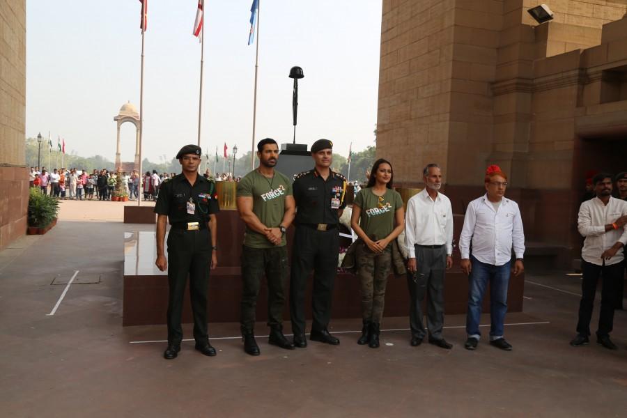 John Abraham and Sonakshi Sinha visited Amar Jawan Jyoti to give a tribute to the martyrs of our nation today. The lead actors of Force 2 were accompanied by Mr Vinod Sawhney (President Ex Sleuths) and Swaranlal Shivram (General Secretary of Ex Sleuths Organization). John Abraham,Sonakshi Sinha,John Abraham and Sonakshi Sinha,Amar Jawan Jyoti,Amar Jawan Jyoti in Delhi,Force 2,Force 2 team