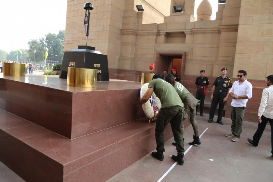 They paid their tribute at Amar Jawan Jyoti, the war memorial under the arc of India Gate which is another memorial to 82,000 soldiers of the undivided Indian Army who lost their lives during first world war. John Abraham,Sonakshi Sinha,John Abraham and Sonakshi Sinha,Amar Jawan Jyoti,Amar Jawan Jyoti in Delhi,Force 2,Force 2 team