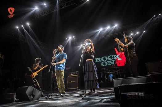 The team, comprising of Farhan Akhtar and Shraddha Kapoor as lead vocalists, accompanied by members of Farhan Live had performed at a mall in Bangalore recently. The crowd attending the concert was left electrified by the headbanging performance put up by the Rock On!! 2 team.