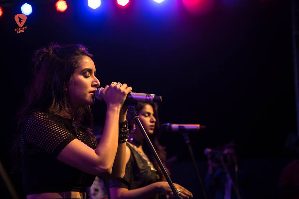 The fans in Bangalore went crazy with the duo's live performances on the Rock On!! 2 songs. The place was filled with the mesmerized crowd leaving no room for even air to pass. Arjun Rampal,Farhan Akhtar,Shraddha Kapoor,Rock On 2,Rock On 2 in Bangalore,Rock On 2 promotion,Rock On 2 movie promotion,rock on 2 promotion