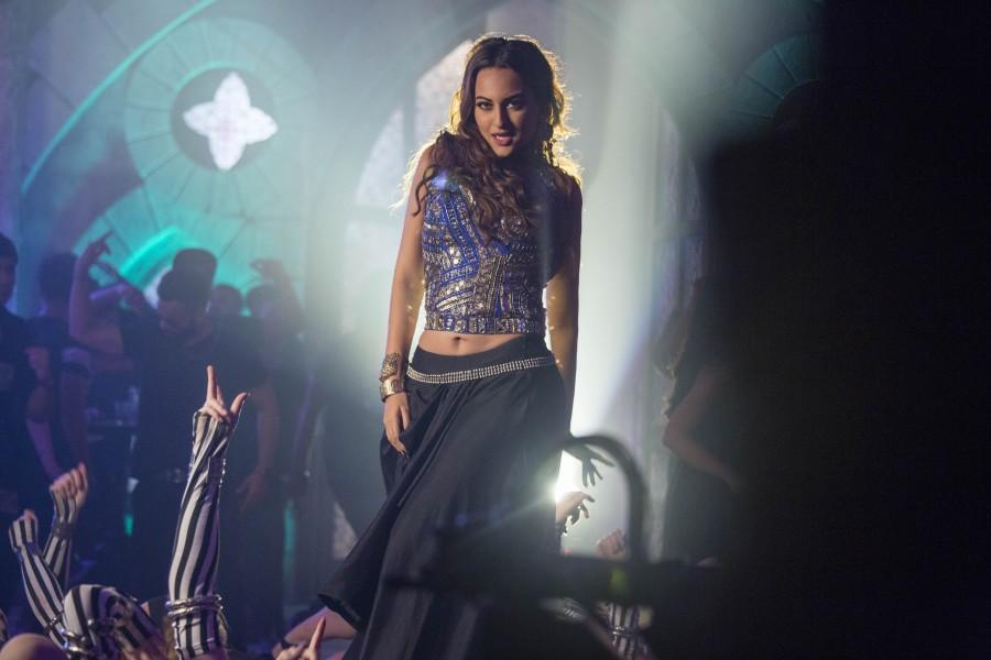 Actress Sonakshi shares, "The intention was never to replicate what Sriji has done. That is iconic and I truly believe no one even comes close to her! But the song is great and I love the fact that we have given it a modern twist by fusing it with EDM music which is the flavour of today!" Sonakshi Sinha,Sridevi,Kaante Nahin Kat Te,O Janiya,O Janiya song,Kaate Nahi Kat Te from the movie,Mr. India,Sonakshi sizzles
