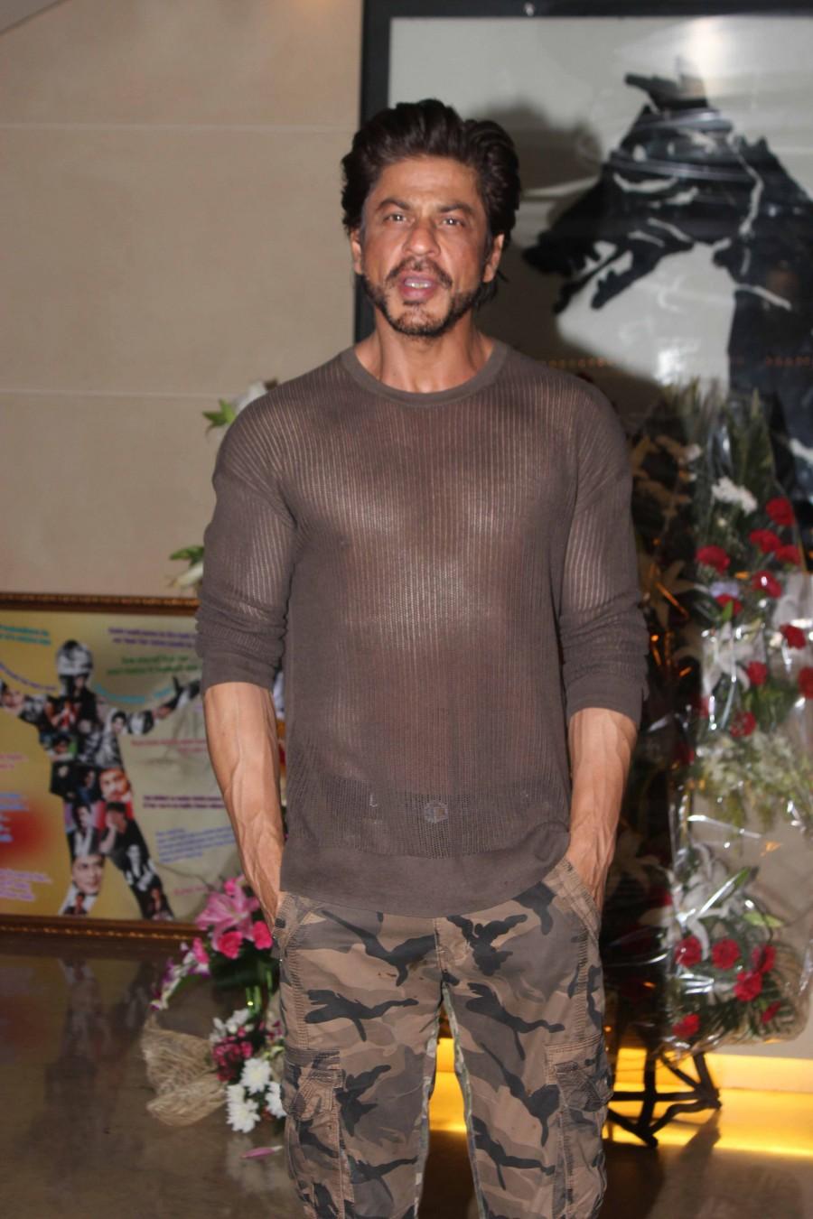Photos of Bollywood actor Shah Rukh Khan celebrates birthday with media. Shah Rukh Khan,Shah Rukh Khan birthday,Shah Rukh Khan celebrates birthday with media,shah rukh khan birthday celebrations,Shah Rukh Khan birthday celebration pics,Shah Rukh Khan birthday celebration images,Shah Rukh Khan birthday celebration photos,Shah R