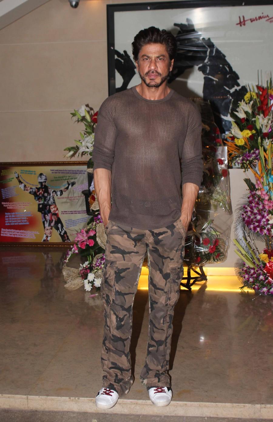 Photos of Bollywood actor Shah Rukh Khan celebrates birthday with media. Shah Rukh Khan,Shah Rukh Khan birthday,Shah Rukh Khan celebrates birthday with media,shah rukh khan birthday celebrations,Shah Rukh Khan birthday celebration pics,Shah Rukh Khan birthday celebration images,Shah Rukh Khan birthday celebration photos,Shah R