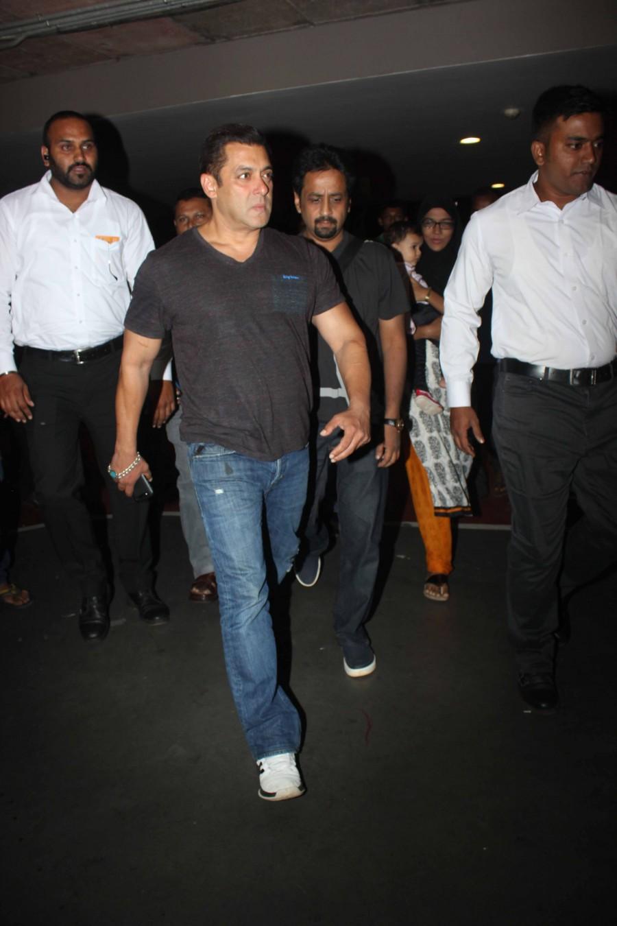 Photos of Bollywood actor Salman Khan spotted at Mumbai Airport. Salman Khan spotted at Mumbai Airport,Salman Khan at Mumbai Airport,Salman Khan,actor Salman Khan,Salman Khan Returns from Goa,Salman Khan latest pics,Salman Khan latest images,Salman Khan latest photos,Salman Khan latest stills,Salman Khan latest pictur