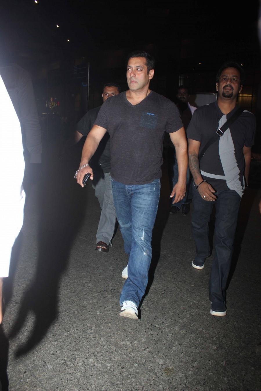 Photos of Bollywood actor Salman Khan spotted at Mumbai Airport. Salman Khan spotted at Mumbai Airport,Salman Khan at Mumbai Airport,Salman Khan,actor Salman Khan,Salman Khan Returns from Goa,Salman Khan latest pics,Salman Khan latest images,Salman Khan latest photos,Salman Khan latest stills,Salman Khan latest pictur