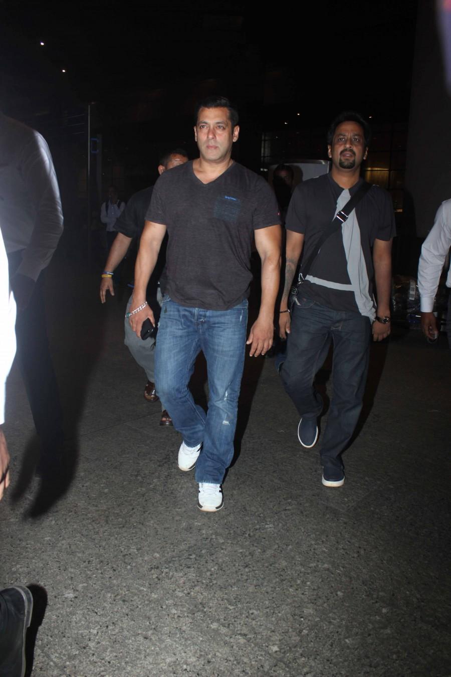 Photos of Bollywood actor Salman Khan spotted at Mumbai Airport. Salman Khan spotted at Mumbai Airport,Salman Khan at Mumbai Airport,Salman Khan,actor Salman Khan,Salman Khan Returns from Goa,Salman Khan latest pics,Salman Khan latest images,Salman Khan latest photos,Salman Khan latest stills,Salman Khan latest pictur